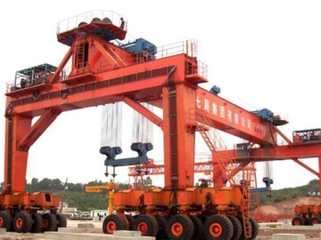 Grue à portique sur pneus 900T