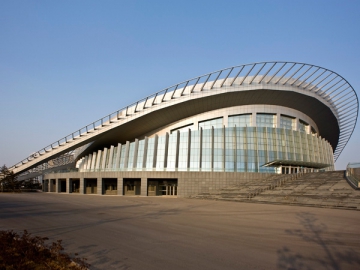 Complexe sportif à charpente métallique