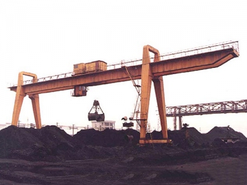 <strong>Grue portique</strong> à benne