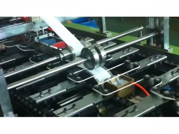 Machine pour la transformation du papier <small>(pour fabrication d'anses de sacs en papier)</small>