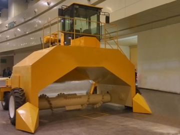Retourneur de compost automoteur