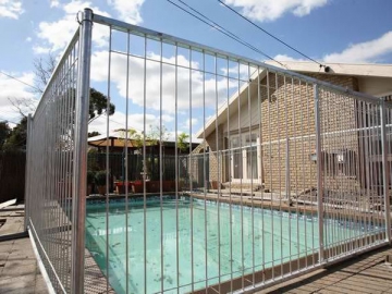 <strong>Clôture de piscine</strong> en acier