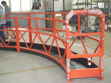 Plate-forme suspendue en arc